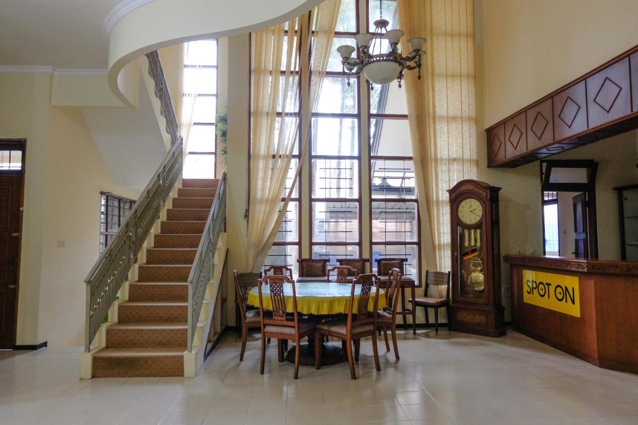 Spot On 1767 Villa Anggur Panderman Batu  Εξωτερικό φωτογραφία